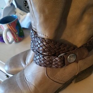 Sold Womens brown boots sz 7